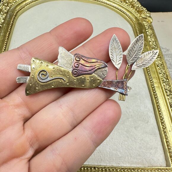 Flying Angel Brooch - Picture 2 of 6